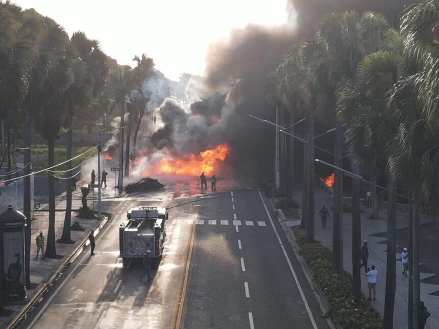 Dos fallecidos deja incendio de camión de combustible; 911 coordina operativo