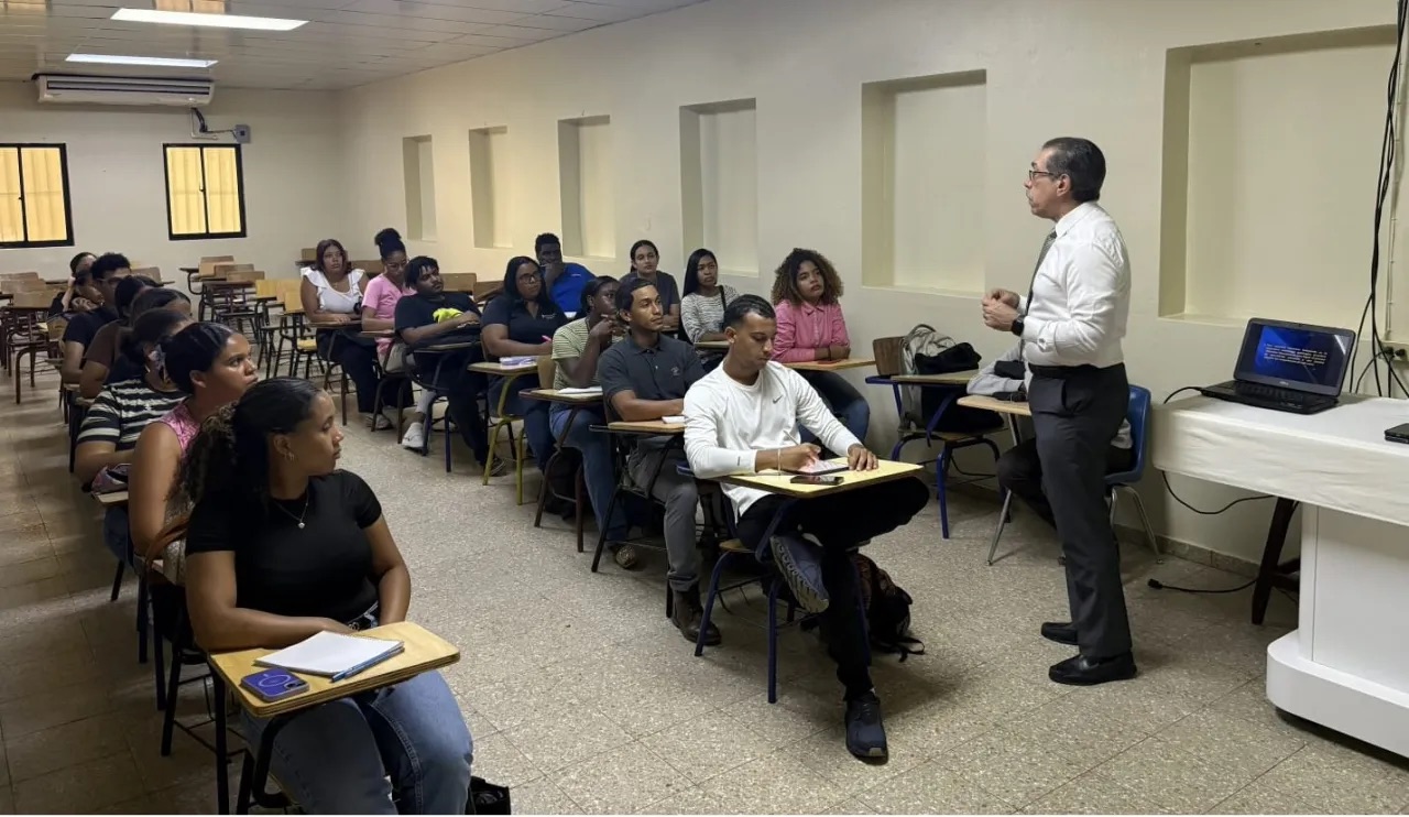 Asjana mantiene su labor docente mientras dirige la UASD