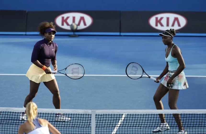 Las hermanas Williams caen con honor en su regreso a un partido de dobles cuatro años después