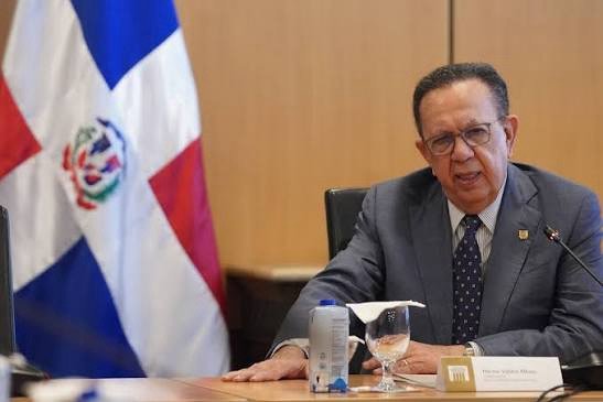 Presidente Abinader confirma a Héctor Valdez Albizu y Clarissa de la Rocha al frente del Banco Central