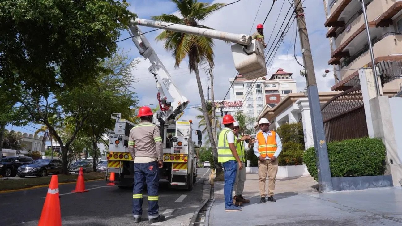 Retirarán 300 kilómetros de cables en desuso en sectores del Distrito Nacional