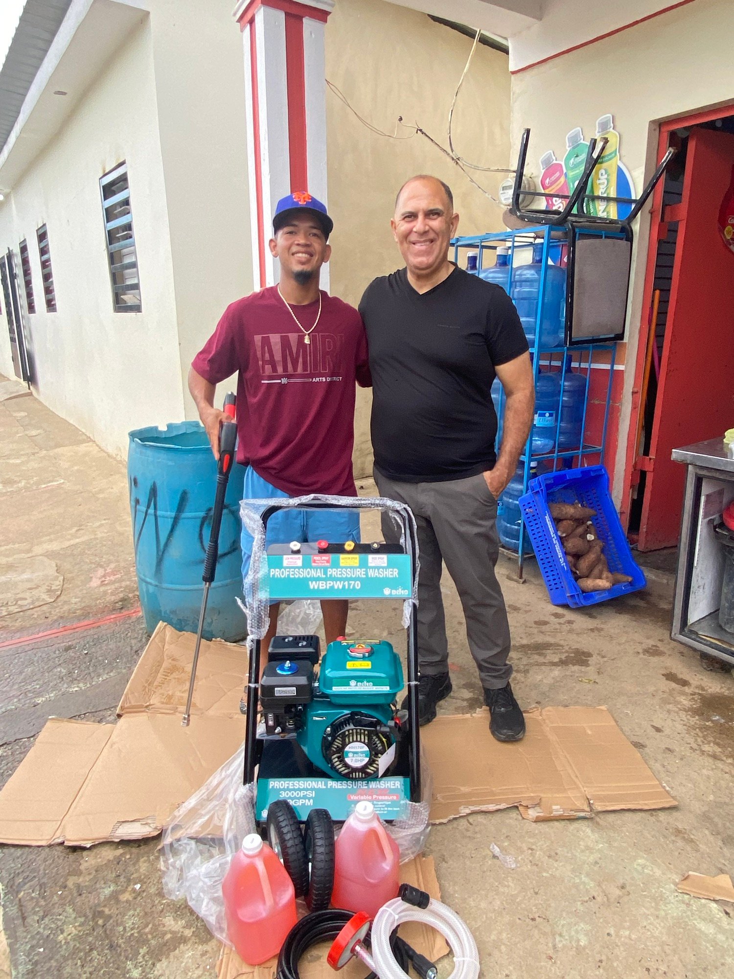 Diputado Héctor Rosa “Puchito” apoya a joven emprendedor de El Valle