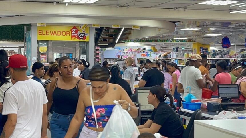 Regreso a clases golpea el bolsillo de las familias en Santiago: padres denuncian alza en útiles escolares