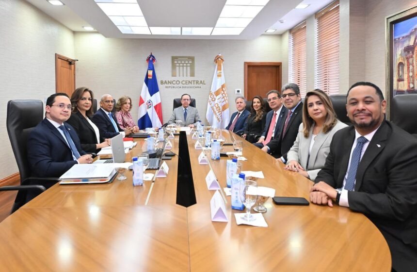 Valdez Albizu recibe a directivos de LIDAAPI y destaca fortaleza del sector mutualista