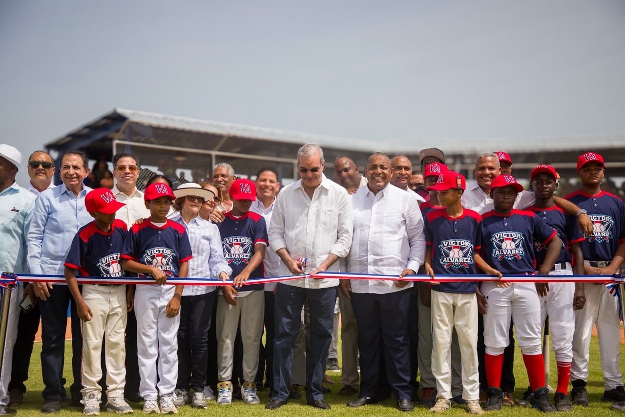 Presidente Abinader inaugura campo de béisbol Nelson Mateo en Pizarrete, Peravia, tras 26 años de espera; impactará a unas cinco mil personas