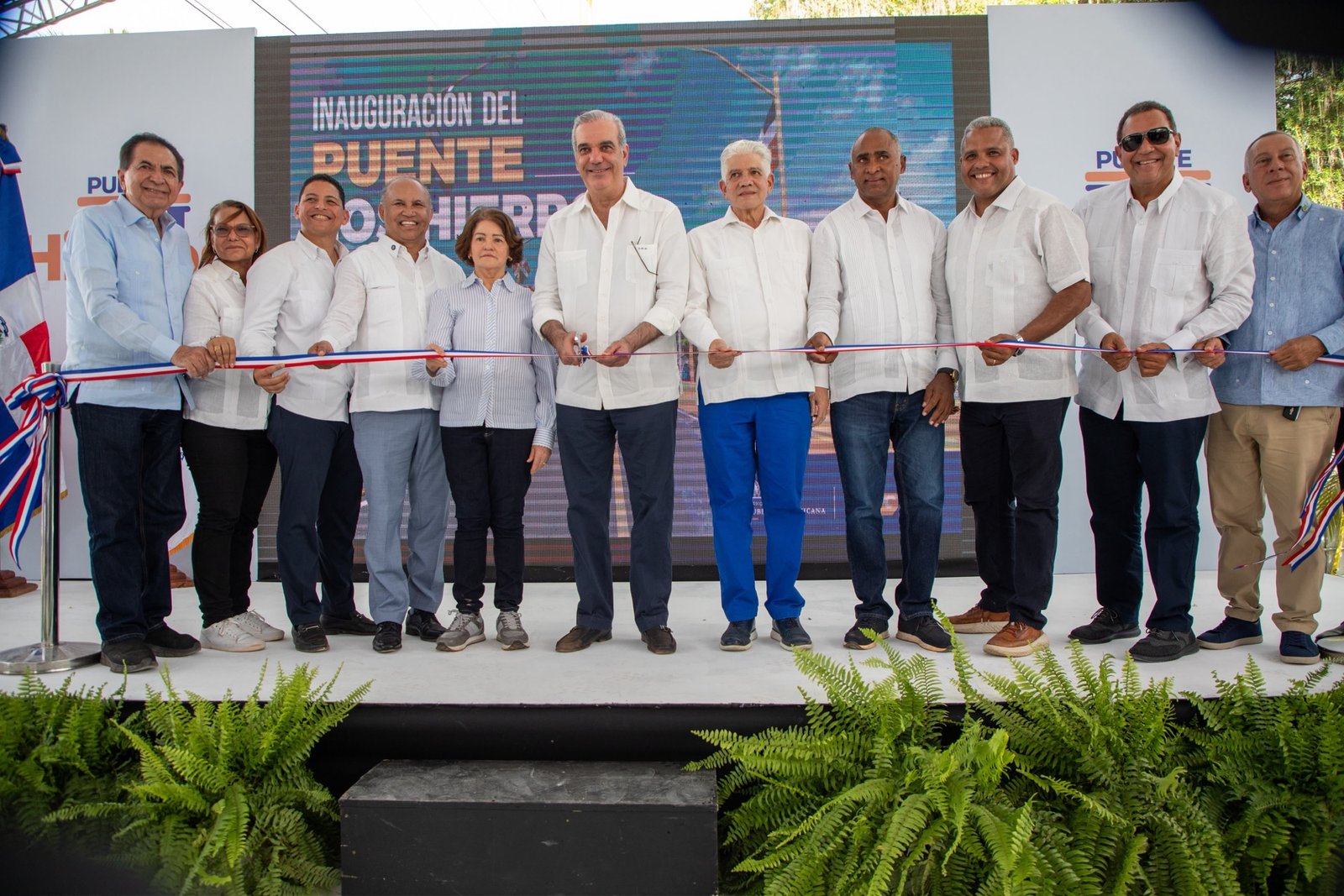 Tras más de 40 años de espera, presidente Abinader inaugura puente Los Hierros en Baní, que conectará comunidades y fortalecerá producción agrícola