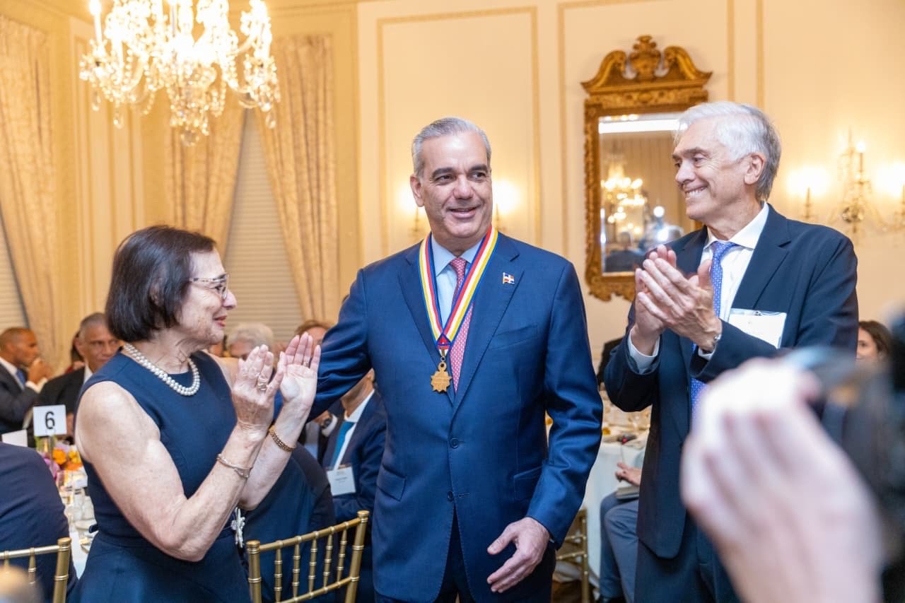 Presidente Abinader es reconocido con la Insignia de Oro, el más alto honor de Americas Society por su liderazgo y el impacto de su gestión en la República Dominicana y el hemisferio