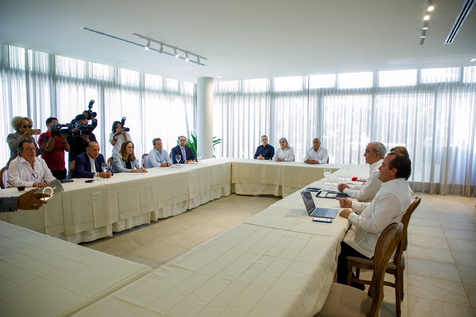 Presidente Abinader, en su segundo día de trabajo en Santiago, se reúne con APROCOVICI, AMAPROSAN y Compromiso Santiago, así como con sectores de salud, energía, agua, construcción, alcaldes y diputados de la provincia