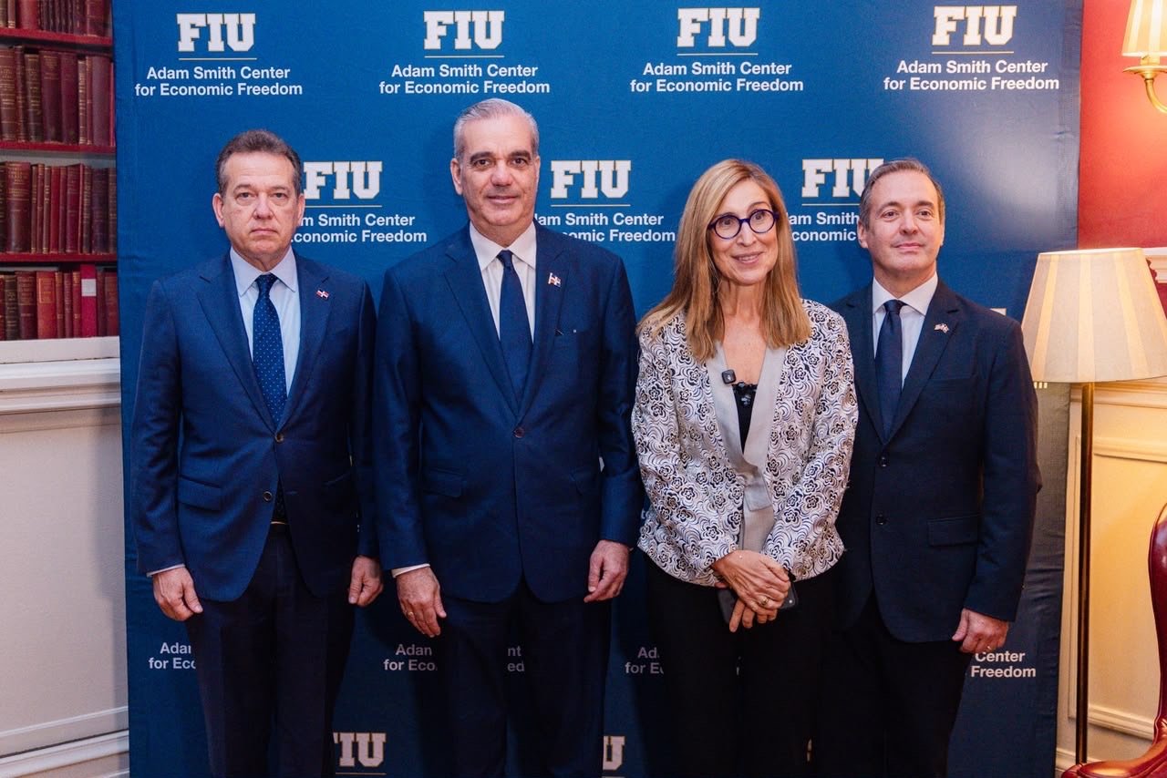 Presidente Abinader presenta a RD ante empresarios internacionales como destino competitivo para nuevas inversiones por su estabilidad, crecimiento económico y expansión de zonas francas; proyecta nuevas oportunidades en semiconductores, turismo, Pedernales y tierras raras