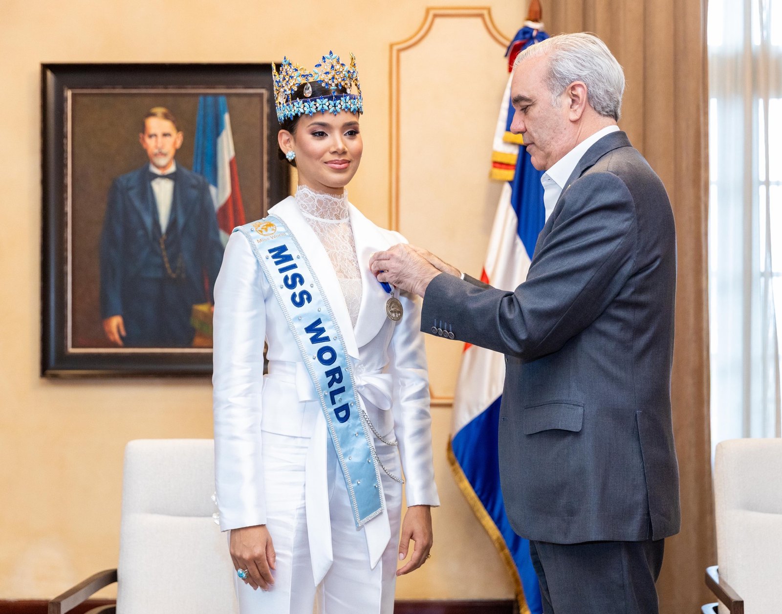 Presidente Abinader recibe en el Palacio Nacional a Miss Mundo 2026, Joheirry Mola