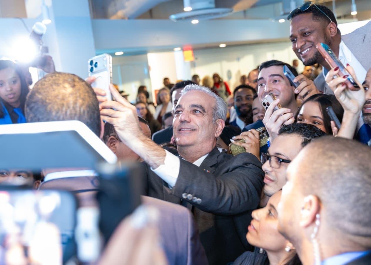 Presidente Abinader anuncia 300 becas para jóvenes dominicanos residentes en Nueva York