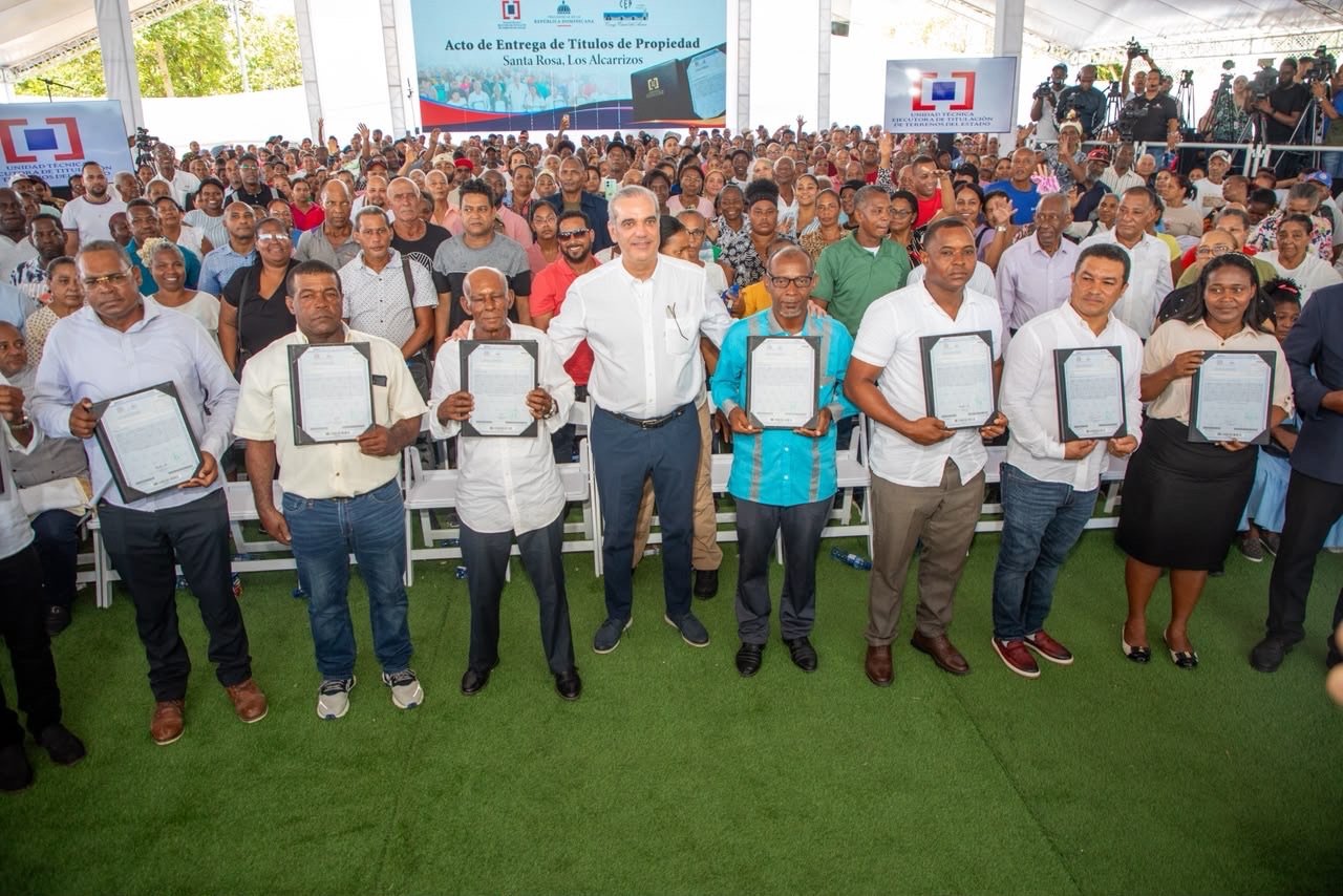 Presidente Abinader entrega 1,750 títulos de propiedad en Los Alcarrizos que benefician a unas 7,000 personas de los sectores Santa Rosa, La Esperanza, La Unión, El Tamarindo y El Progreso I & II