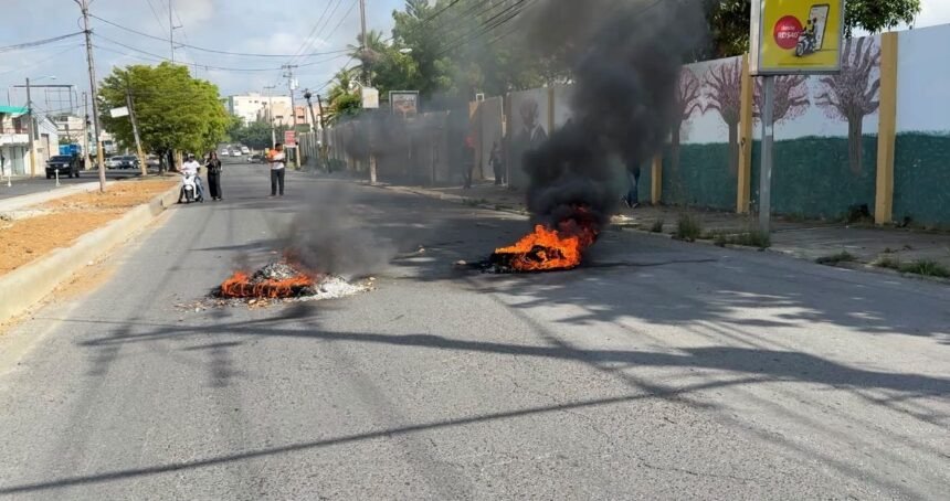 Protesta estudiantil marca inicio del año escolar en liceo Ercilia Pepín de SFM