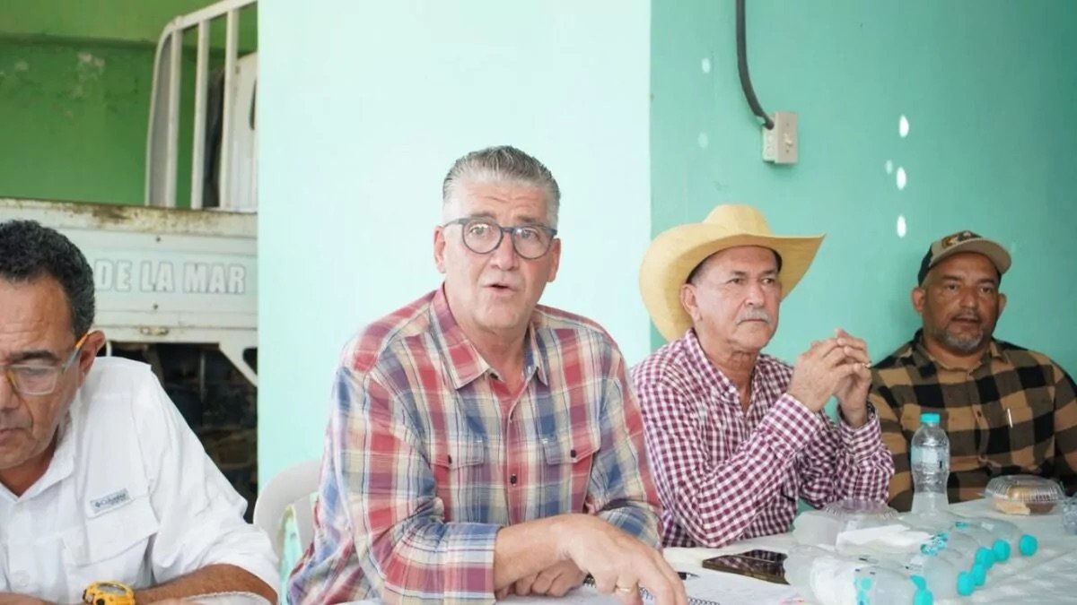 Gobierno consulta a ganaderos de Hato Mayor y El Seibo para fortalecer programas lecheros