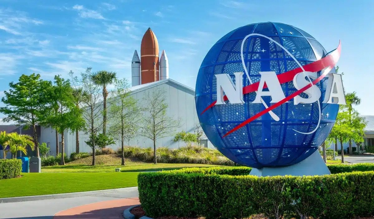 NASA identifica en la Luna el mayor cráter formado recientemente en el sistema solar