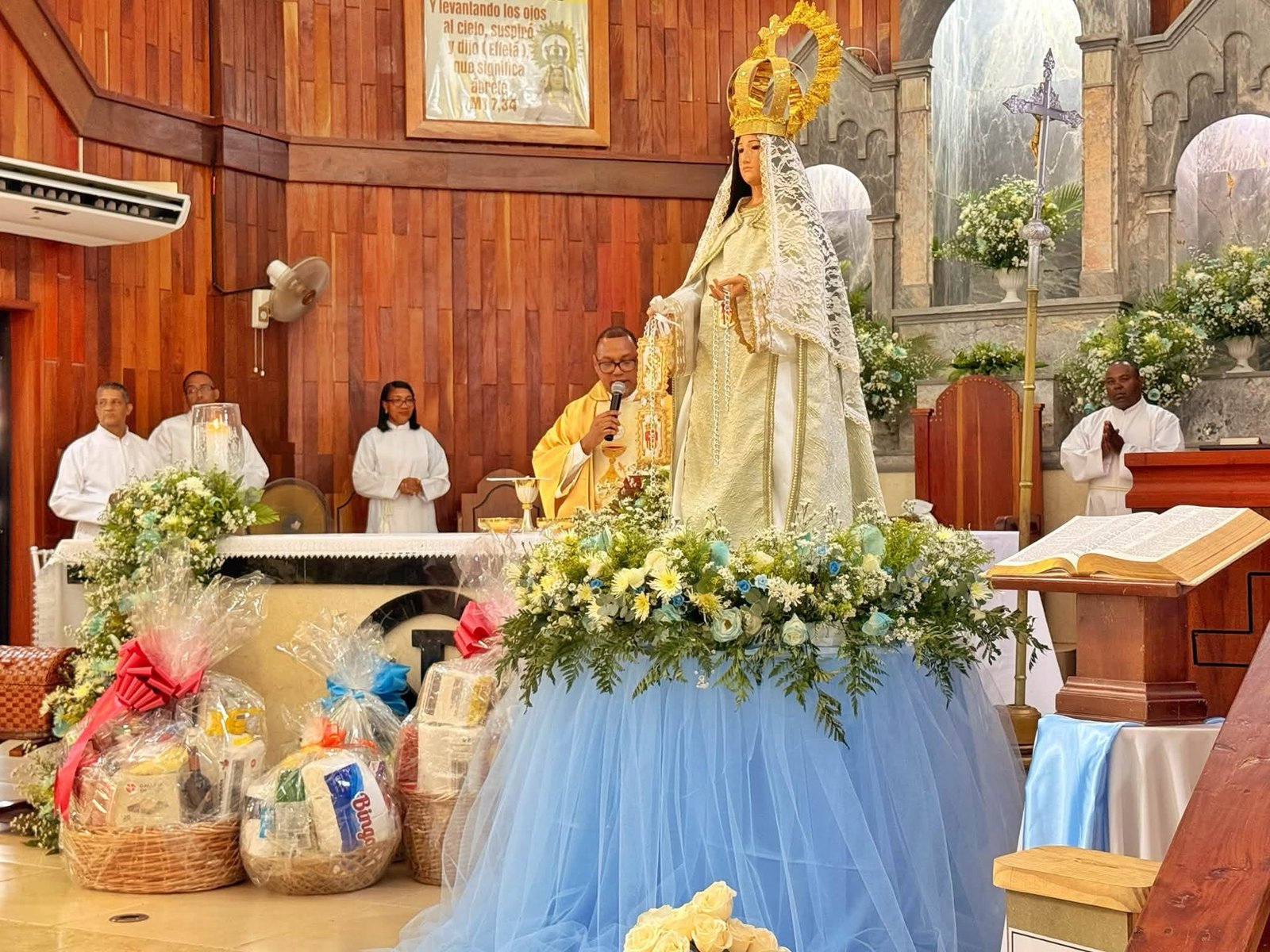 Feligreses abarrotan iglesia de Las Mercedes en Hato Mayor por celebración del Día de la Virgen