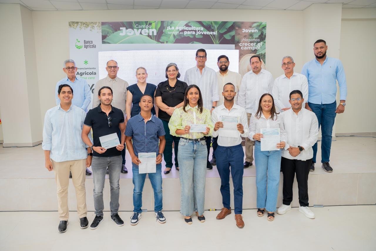 Ministerio de la Juventud y Banco Agrícola entregan cerca de RD$3 millones a jóvenes productores de Hato Mayor