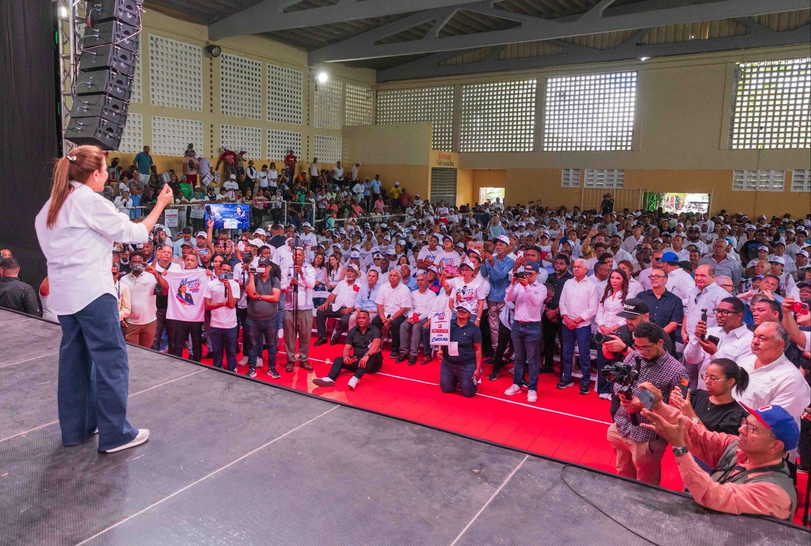 Carolina y Ricardo de los Santos juramentan comando de campaña en La Altagracia