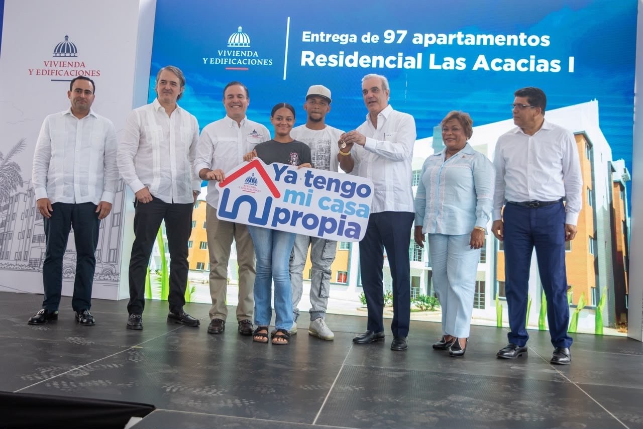 Presidente Luis Abinader entrega 97 apartamentos que beneficiarán a más de 300 personas en el Residencial Las Acacias I, en Santo Domingo Este