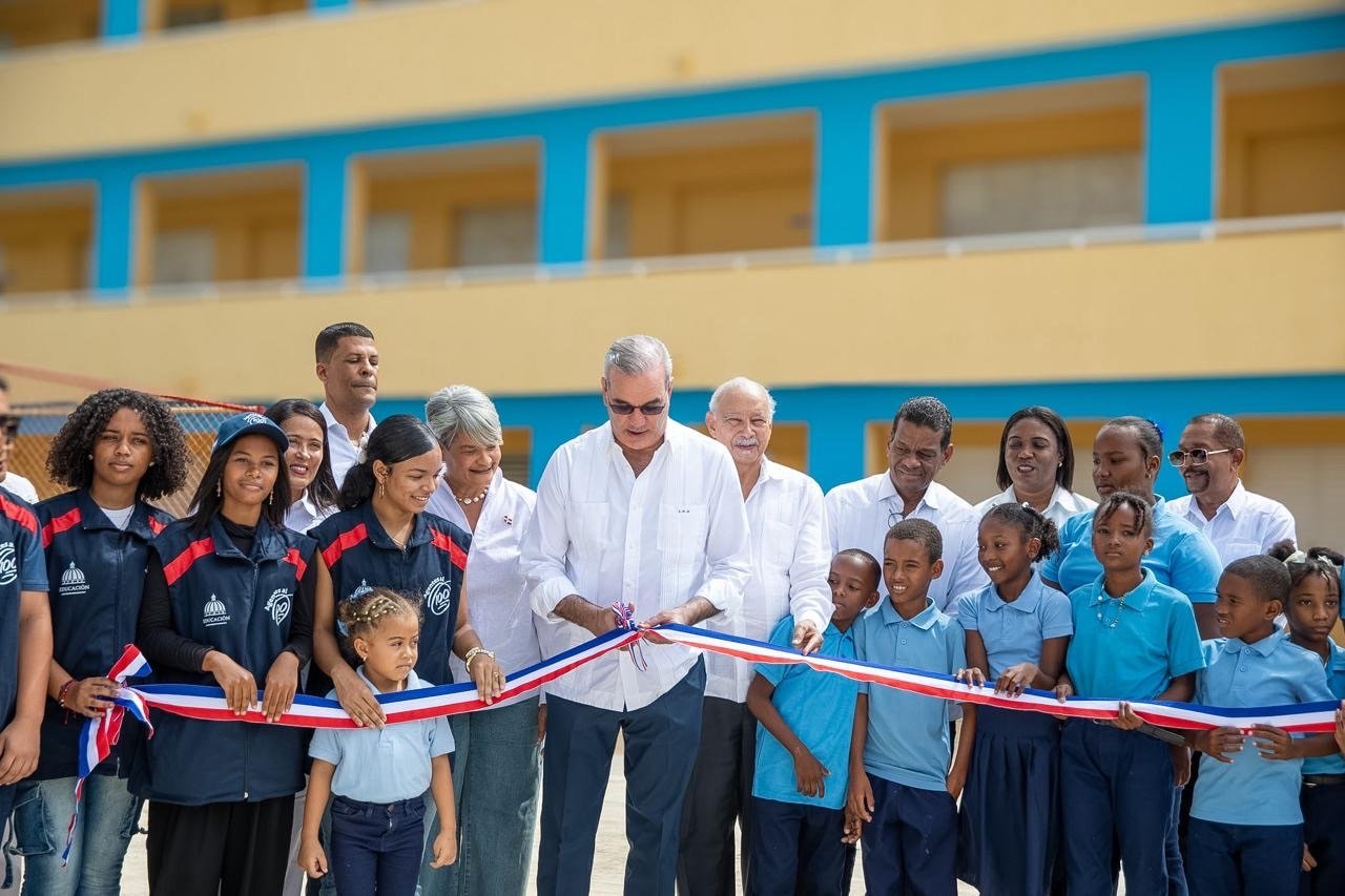 Presidente Abinader entrega Escuela Básica Maestra Altagracia Hernández y simultáneamente la Escuela Primaria Profesor César Agustín González para beneficiar a 770 estudiantes de Batey Soco y Boca de Cumayasa
