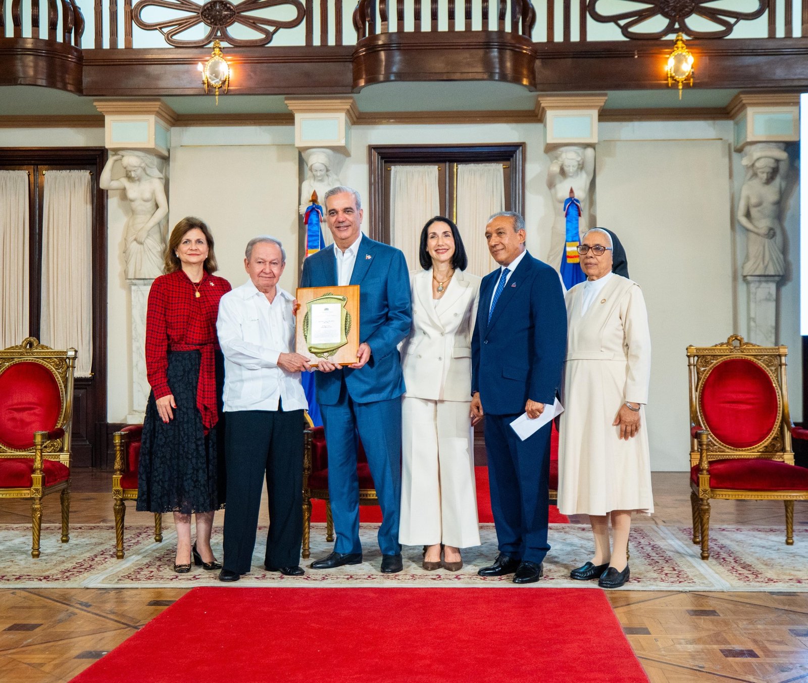 Presidente Abinader entrega premios Adulto Mayor del Año a Ellis Pérez y Protector de la Persona Envejeciente al Hogar de Ancianos Nuestra Señora del Carmen de Higüey