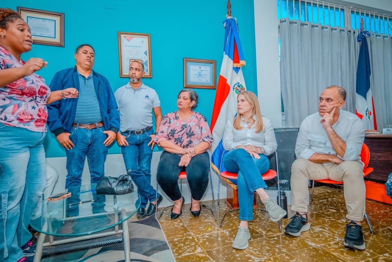 Comunitarios de Sabana de la Mar exigen soluciones a problemas históricos durante encuentro con autoridades provinciales