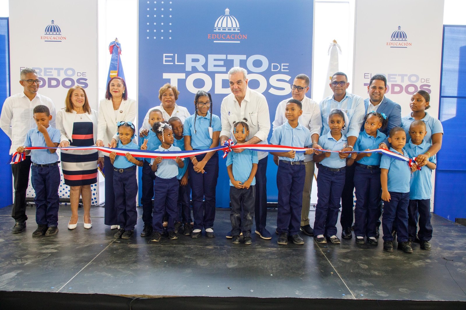 Presidente Abinader inaugura dos escuelas básicas que recibirán más de 1,400 estudiantes en Cancino Adentro y Los Guaricanos