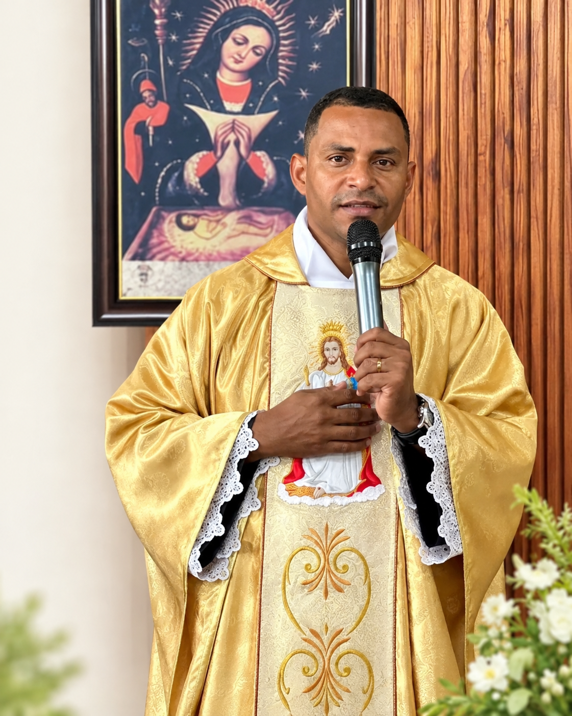 Autoridades del Ministerio de Educación anuncian permanencia del padre Junior Silvestre como director del Centro Educativo Benito González en El Valle