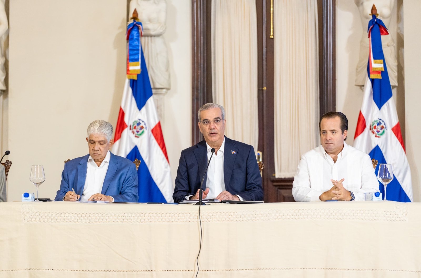 Presidente Abinader anuncia que el gobierno ha contratado en obras más de 31 mil millones de pesos, de los fondos obtenidos con la renegoción del contrato de AERODOM, de los cuales se han ejecutado más de 9,545 millones de pesos en infraestructuras en el Gran Santo Domingo