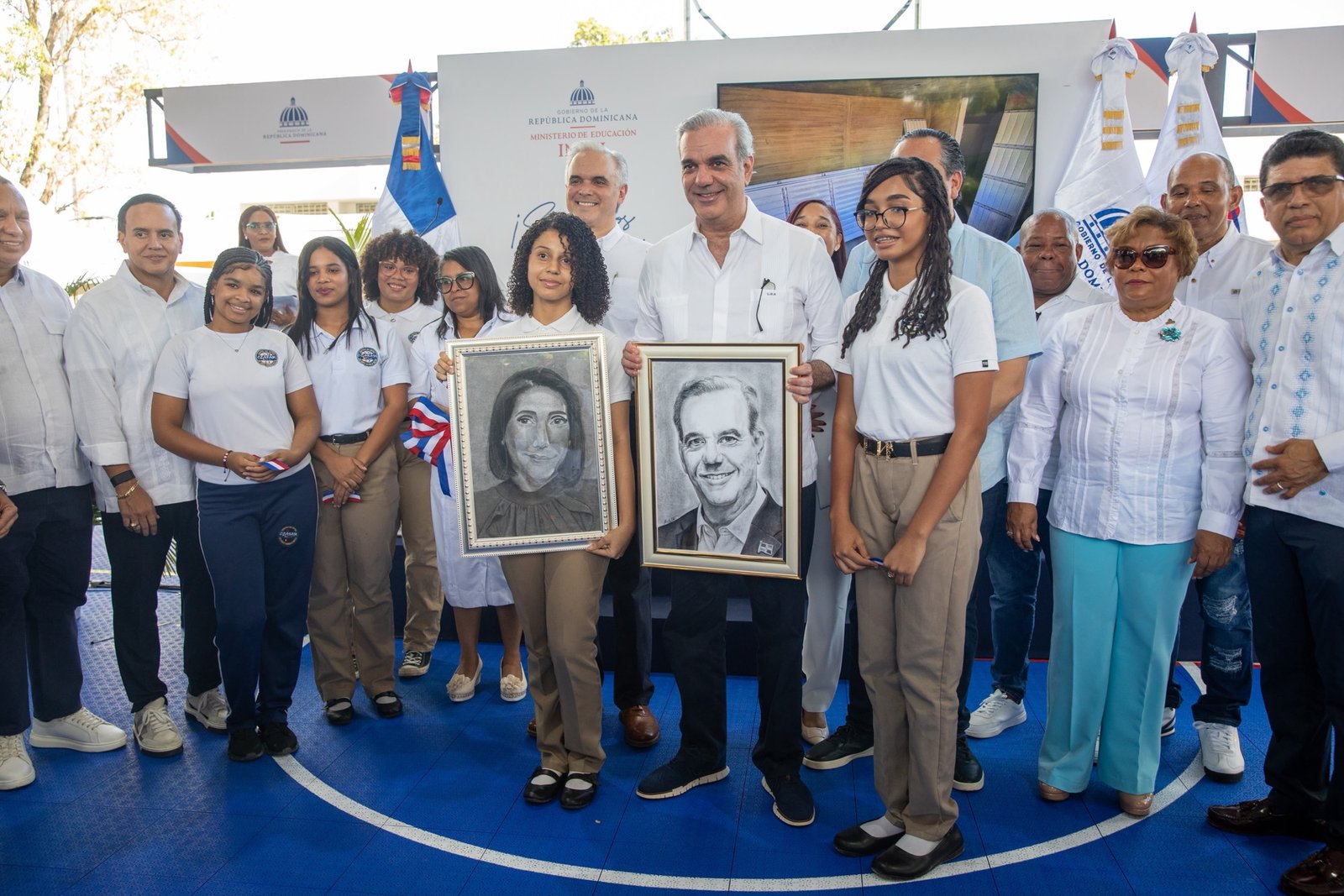 Presidente Abinader inaugura techados del polideportivo del Club Los Restauradores y del Instituto Tecnológico Fabio Amable Mota en Los Mina Sur