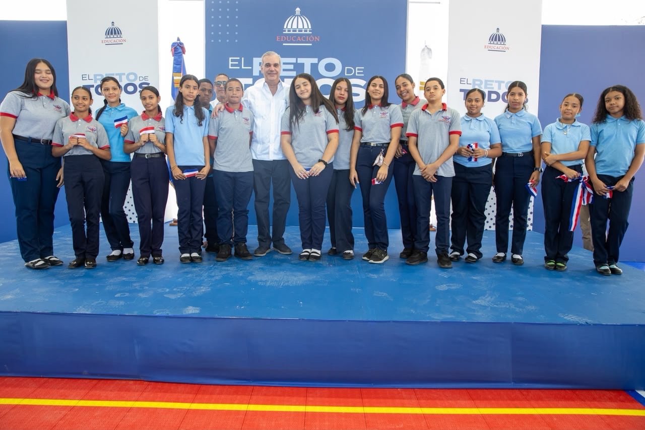 Presidente Abinader entrega techado de centro educativo para beneficio 665 estudiantes y munícipes de Rancho Arriba