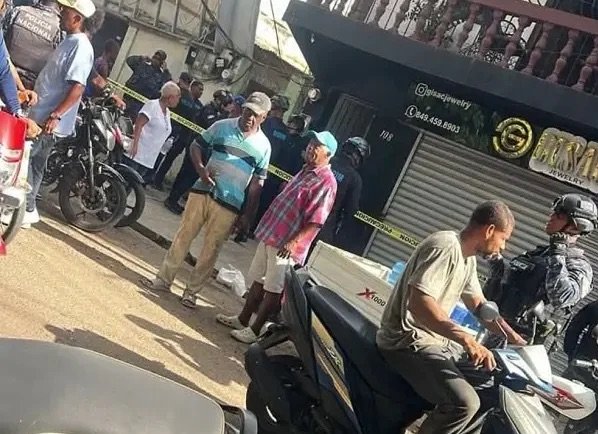 Asaltan joyería en Villa Juana y dejan una persona herida