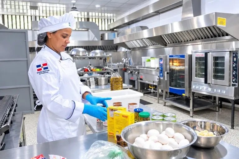 INABIE capacita a proveedores para mejorar alimentación escolar