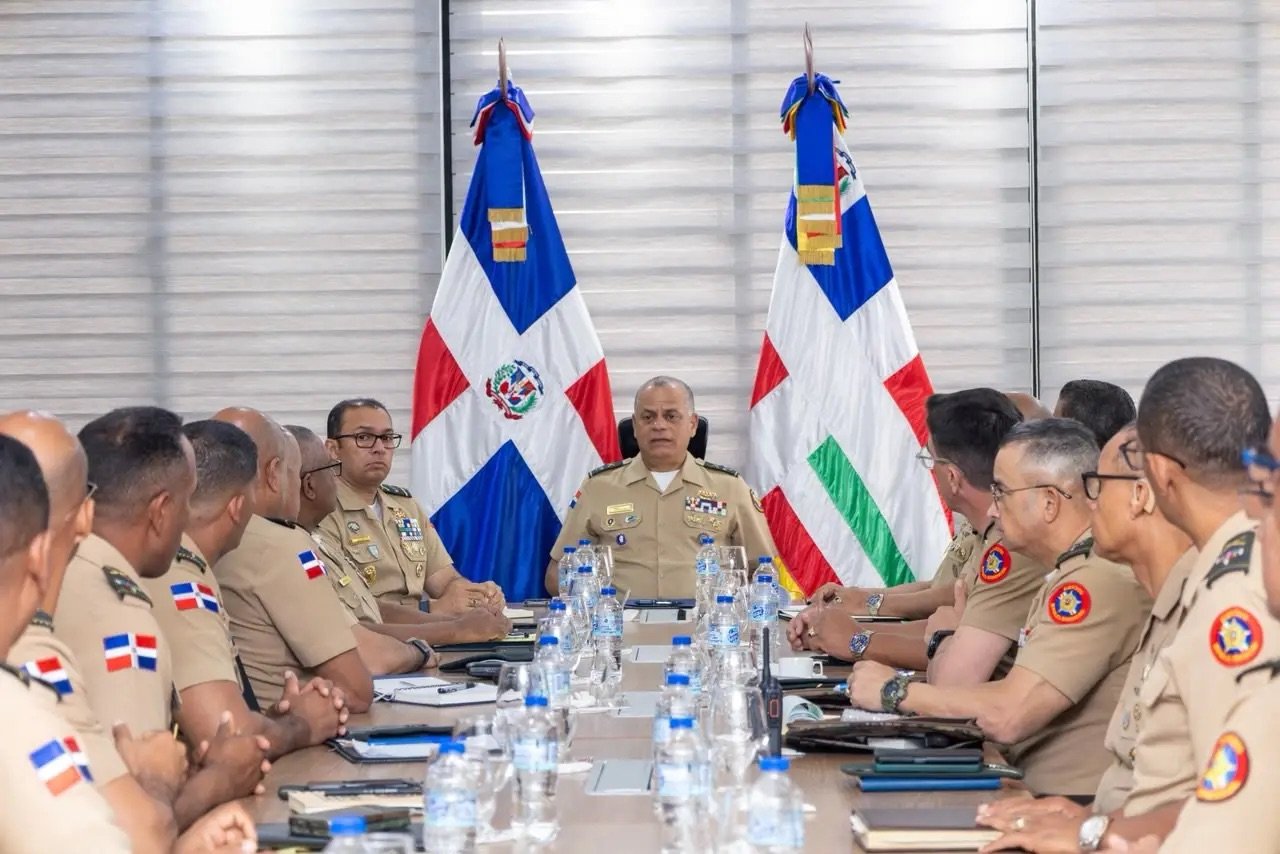 Ministro de Defensa se reúne con altos mandos militares para reforzar la seguridad nacional