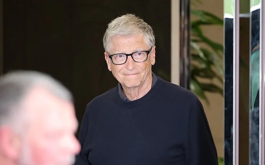 Bill Gates propone reservar empleos para humanos ante el avance de la IA