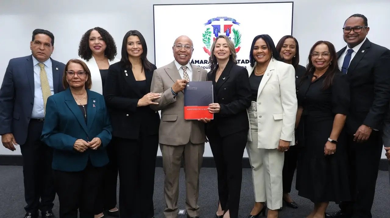 Alfredo Pacheco recibe proyecto de Ley Mirabal contra la violencia hacia las mujeres