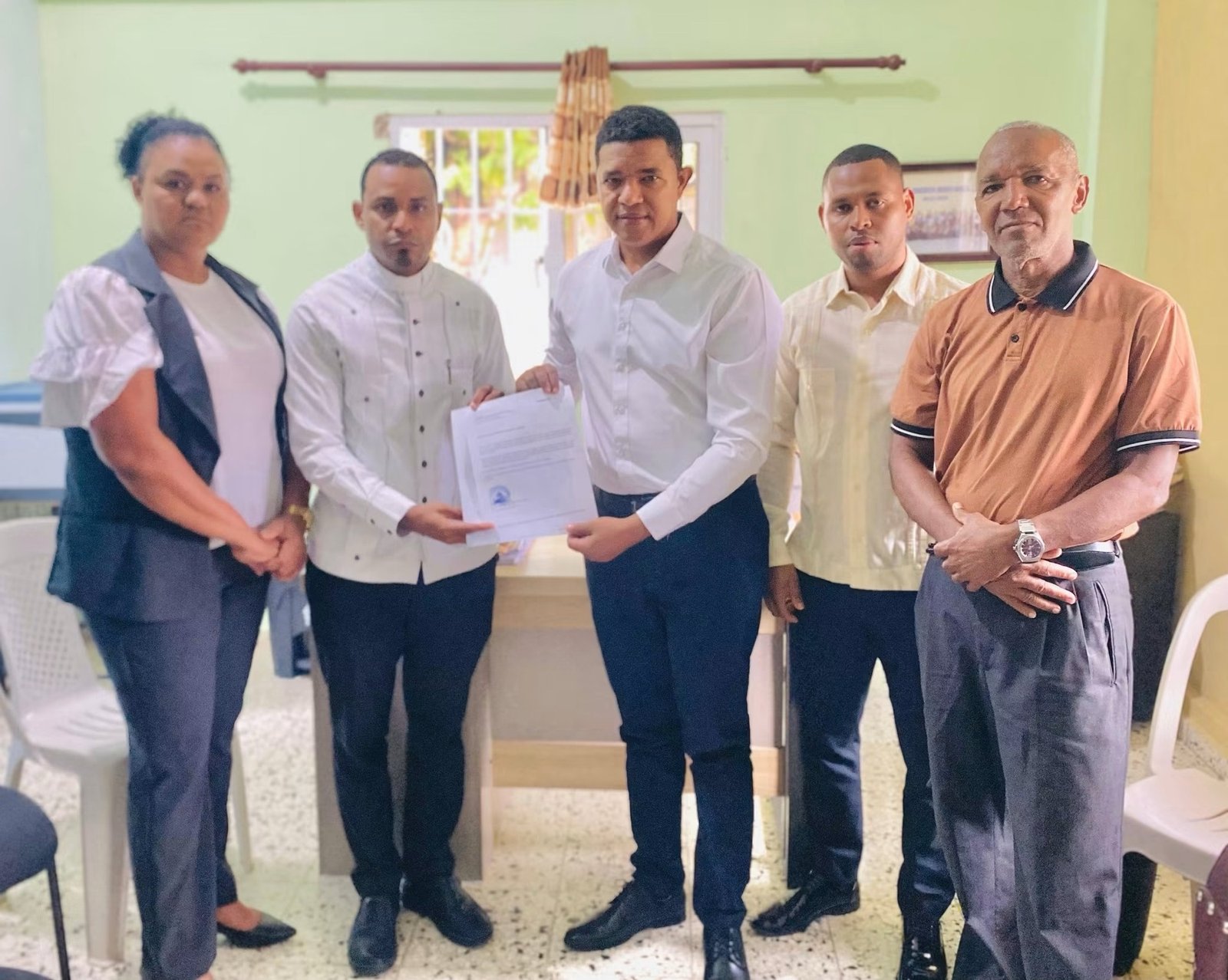 Reponen oficialmente al reverendo Junior Silvestre como director del Centro Educativo Benito González