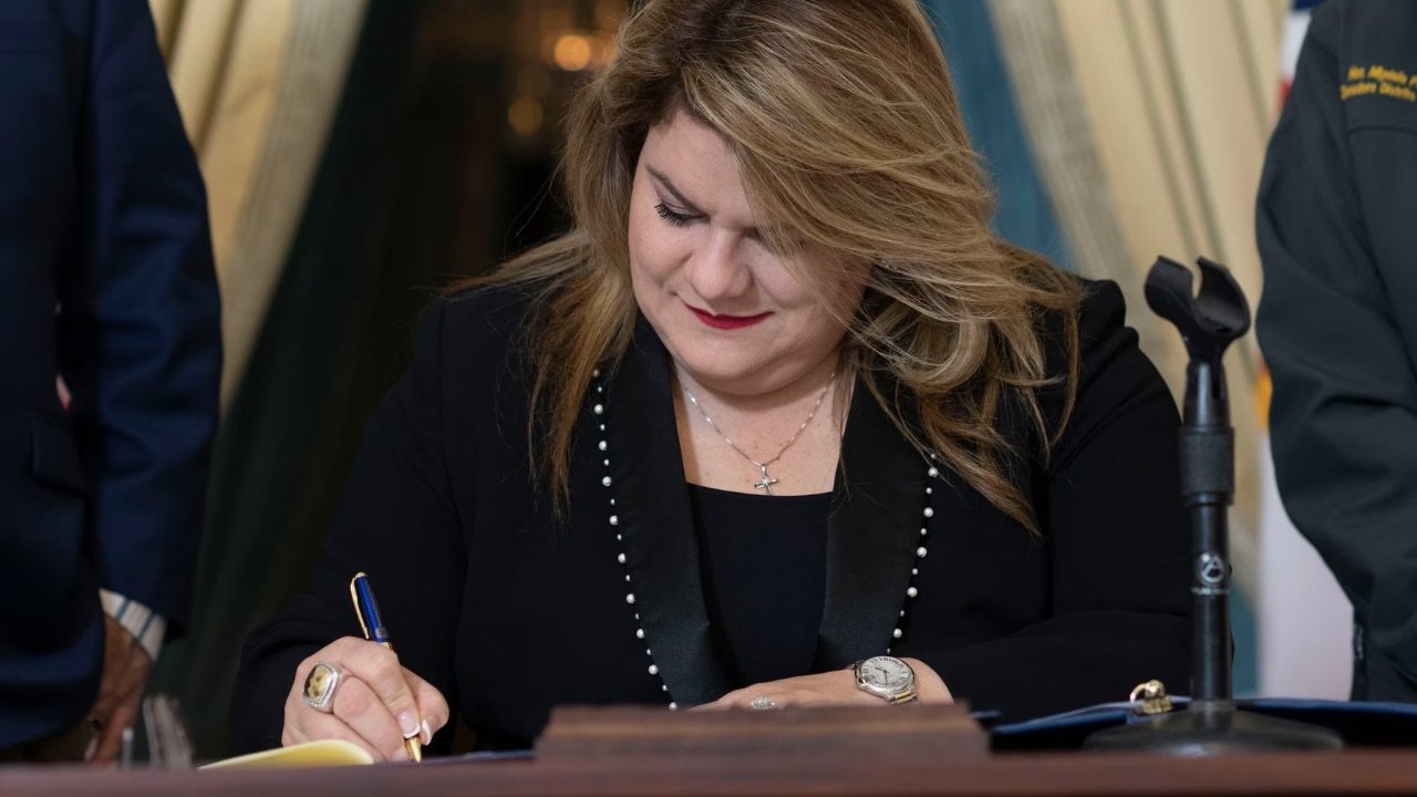 Gobernadora de Puerto Rico firma solicitud de anexión a EE. UU.