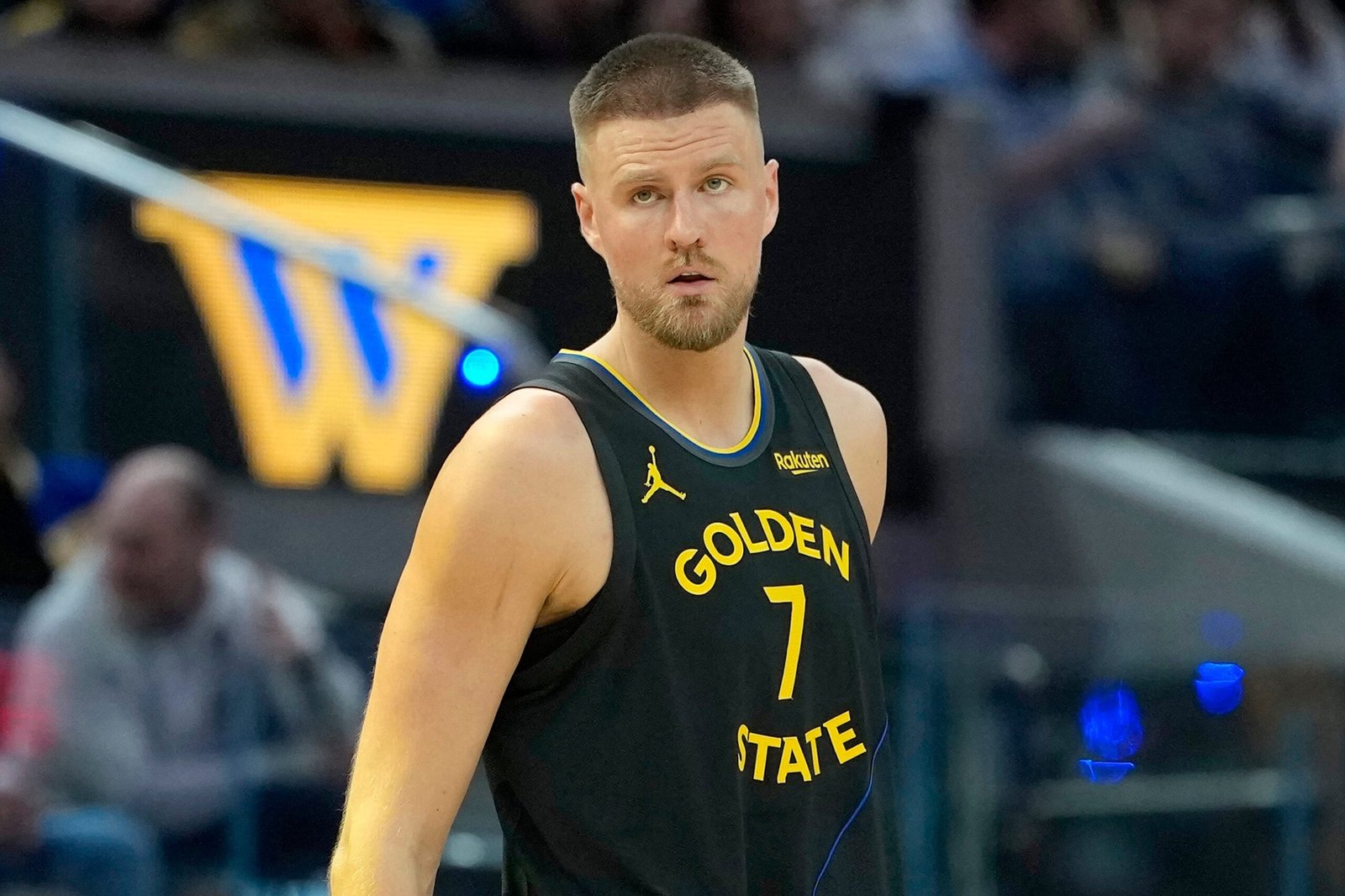 Los Warriors confirman ausencia indefinida de Porzingis