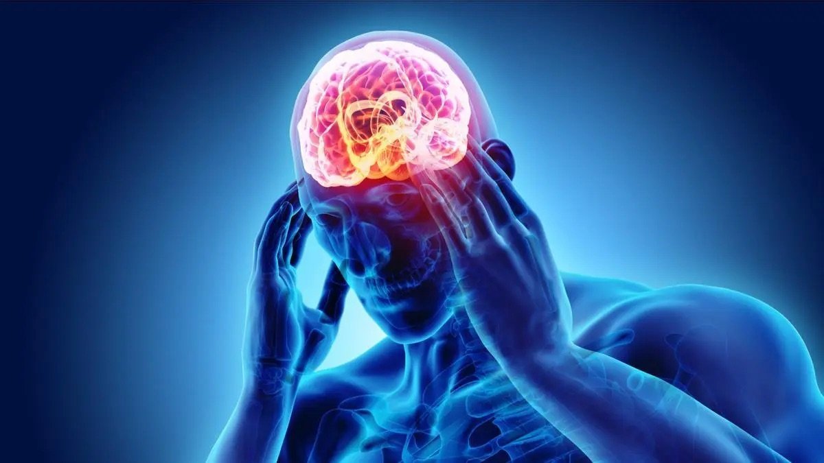 El calor extremo y la falta de sueño podrían elevar el riesgo de ictus y demencia, según un experto