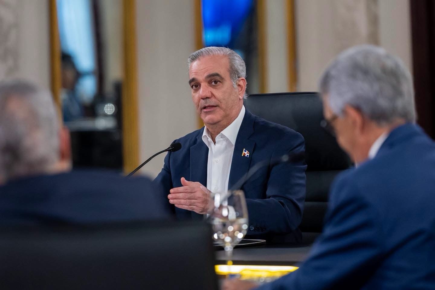 Presidente Abinader mantiene a raya el alza de combustibles y absorbe hasta 200 pesos por galón en el transporte