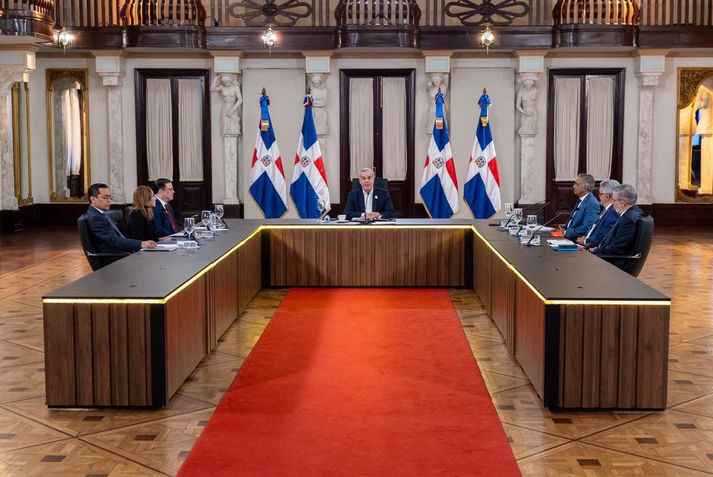 Presidente Abinader mantiene a raya el alza de combustibles y absorbe hasta 200 pesos por galón en el transporte