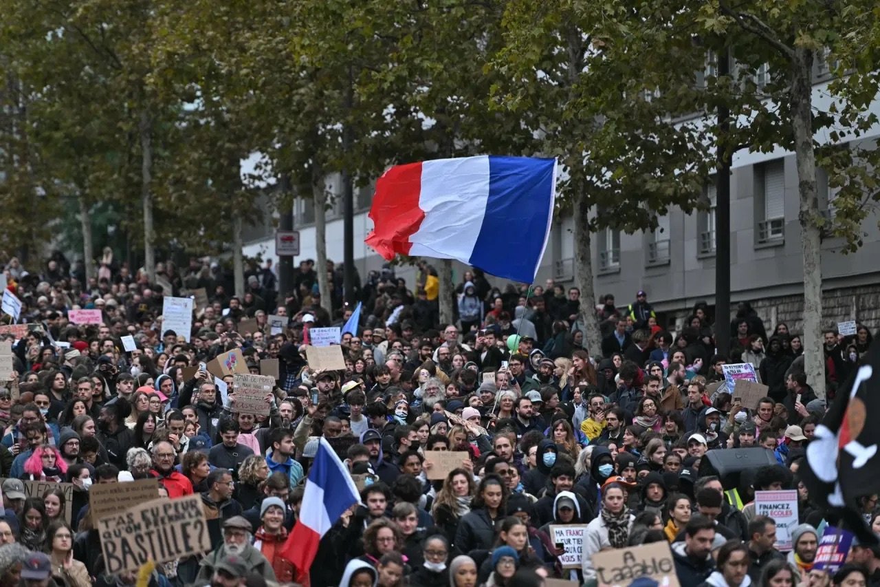 Continúan las protestas en Francia: unos 410,000 manifestantes salen a las calles