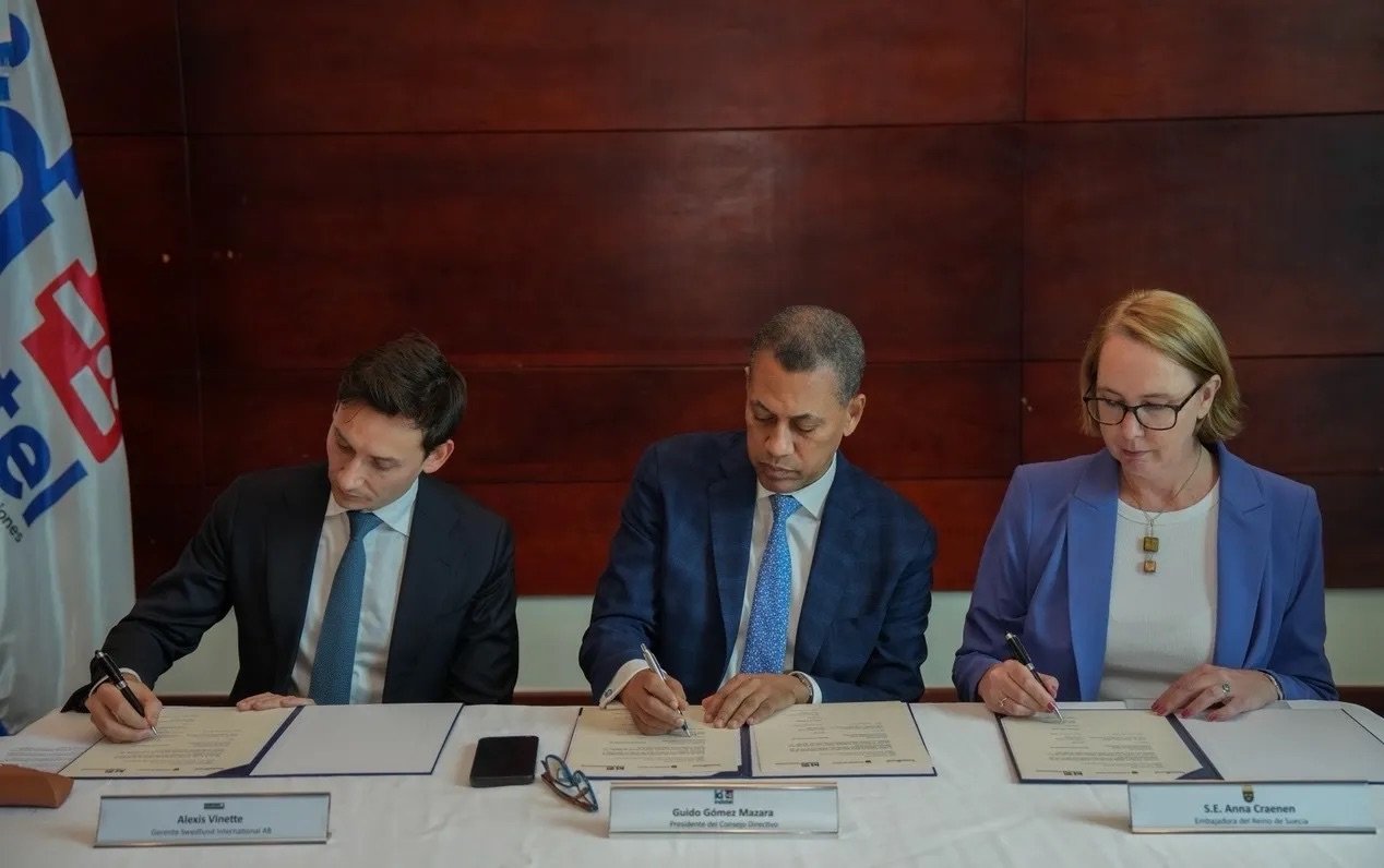 Suscriben acuerdo por RD$44 millones para financiar asistencia en servicios satelitales