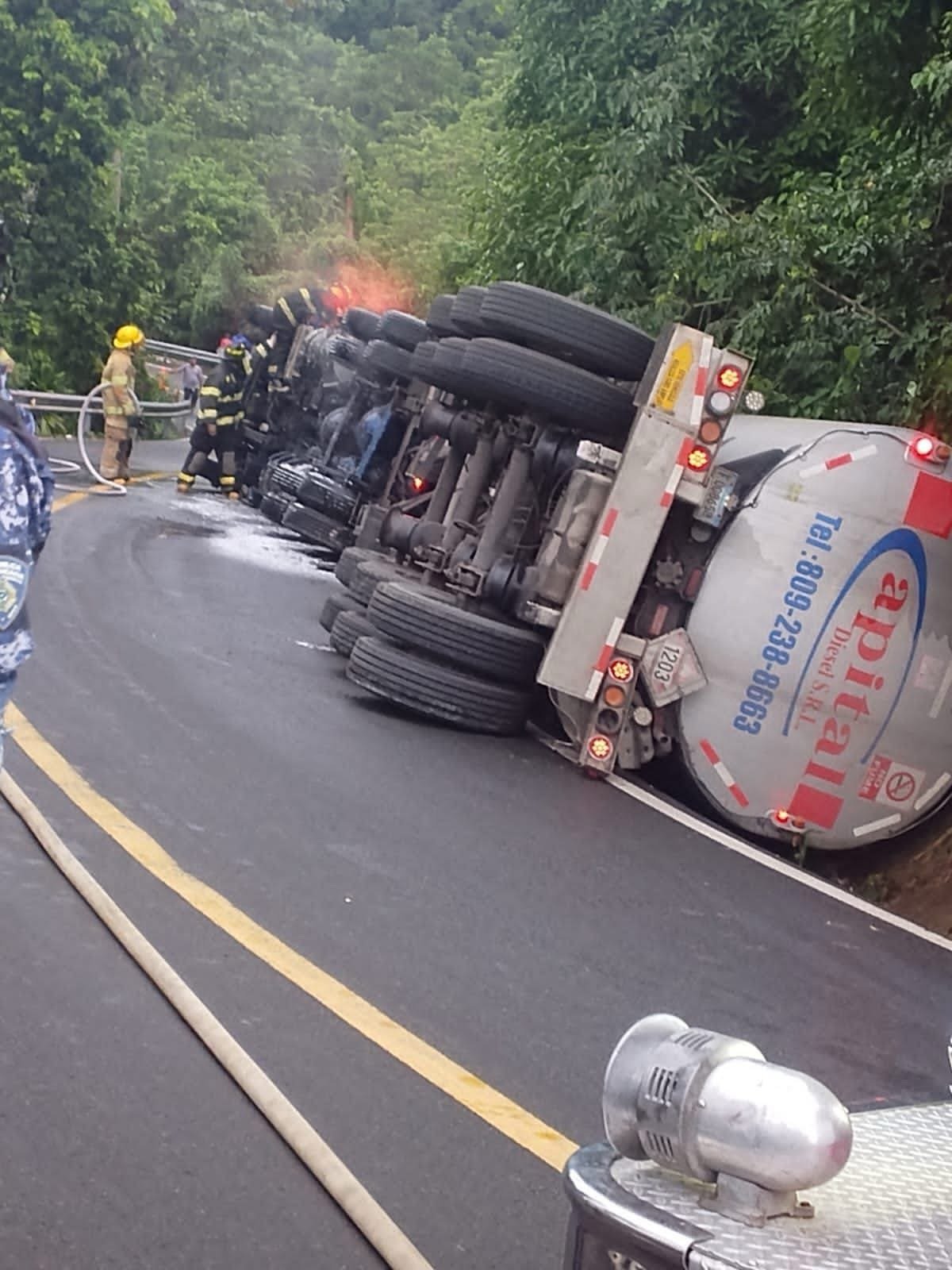 Tanquero cargado de combustible se vuelca en carretera Hato Mayor–Sabana de la Mar; conductor resulta con heridas leves