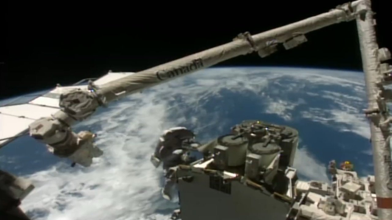 Dos astronautas concluyen caminata espacial de siete horas tras instalar paneles solares