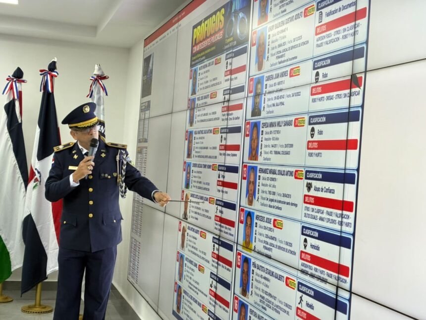 Policía Nacional revela base de datos con 53,877 personas con órdenes de arresto pendientes