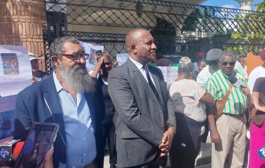 Familiares de dominicanos en Rusia protestan frente a embajada y piden intervención de Abinader