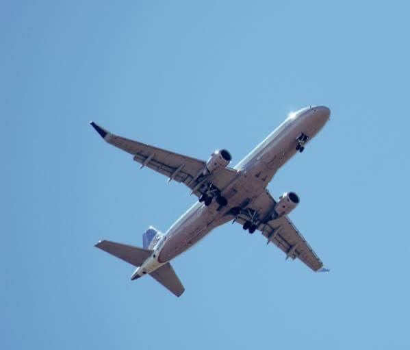 Hallan restos de avión desaparecido con seis personas frente a la costa de EE. UU.