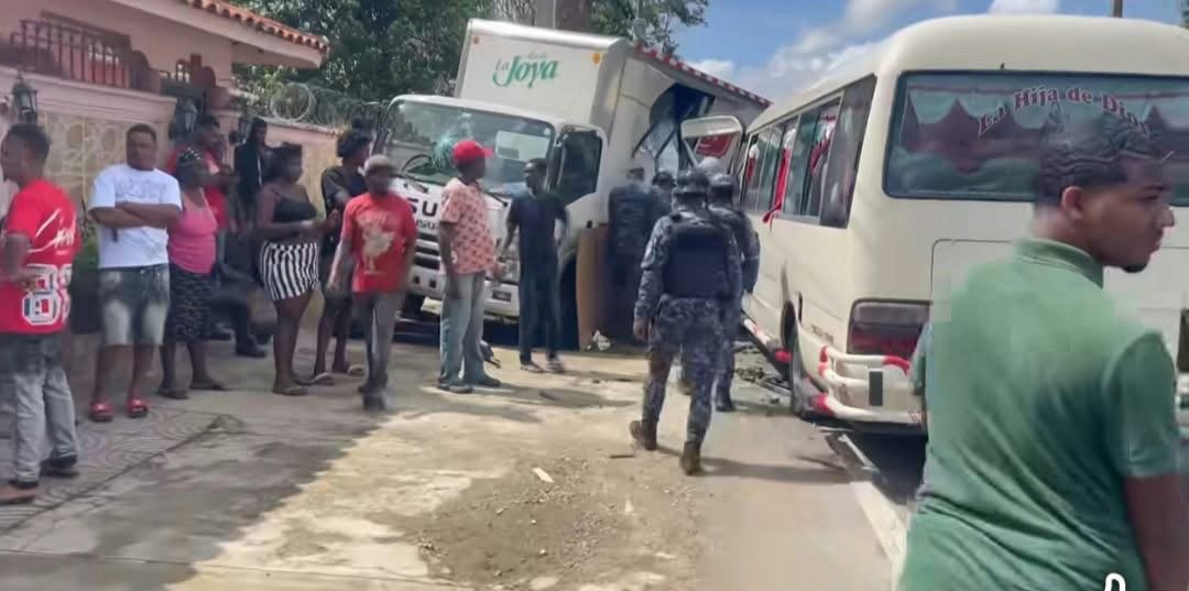 Al menos ocho heridos tras choque entre un autobús de pasajeros y un camión en la carretera Hato Mayor-San Pedro